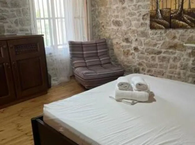 아파트 Polyxeni & *